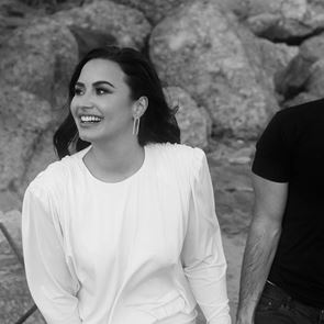 Ако случайно се чудите колко струва годежният пръстен на Деми Ловато