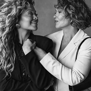 Рита Ора и нейната майка рамо до рамо в зашеметяваща фотосесия