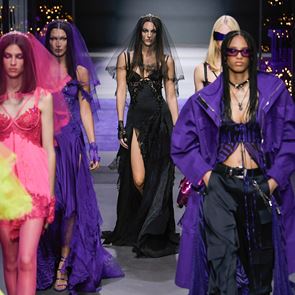 Versace S/S 2023: Гръндж, пънк и &lt;em>Парис&lt;/em> &lt;em>Хилтън&lt;/em>