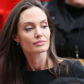 &lt;em>Анджелина&lt;/em> &lt;em>Джоли&lt;/em> има съвет към всички жертви на домашно насилие