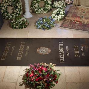 Тялото на кралица Елизабет II официално лежи до <em>принц</em> Филип