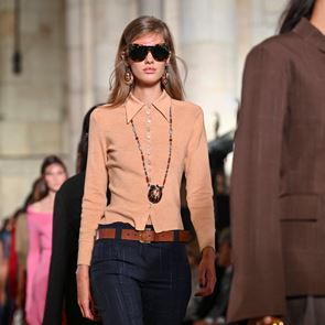 &lt;em>Tory&lt;/em> &lt;em>Burch&lt;/em> SS26: Когато стилът среща лекотата, а традицията – съвременния минимализъм