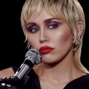 Майли Сайръс жени и кани фенове на среща в TikTok