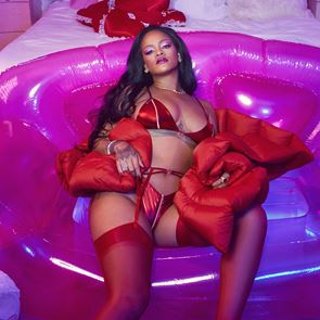 Риана в огнена фотосесия за първата дизайнерска колаборация на &lt;em>Savage&lt;/em> &lt;em>X&lt;/em> &lt;em>Fenty&lt;/em>