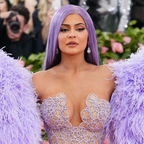 Twitter отново е срещу Кайли Дженър, този път заради Сторми