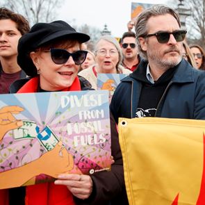 Арестуваха Хоакин Финикс на протест, организиран от Джейн Фонда