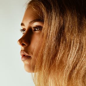 Какво кара косата да пада на кичури