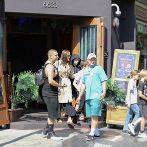 Ленен панталон и лек тренчкот: &lt;em>Анджелина&lt;/em> &lt;em>Джоли&lt;/em> на лятна разходка с децата