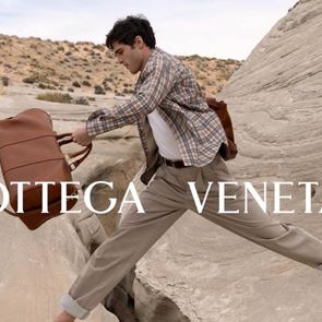 &lt;em>Джейкъб&lt;/em> &lt;em>Елорди&lt;/em> показва балетни стъпки в новата кампания на Bottega Veneta