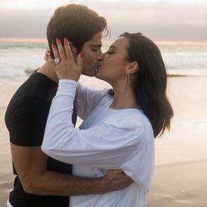 Деми Ловато се сгоди на плажа в Малибу