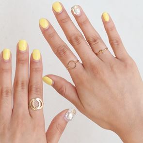 11 Pinterest идеи за златен маникюр, напук на мрачното време