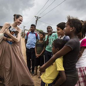 Анджелина Джоли - посланик на добра воля на ООН в Колумбия