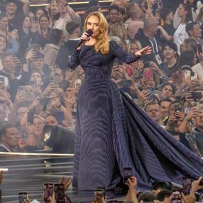 &lt;em>Адел&lt;/em> се оттегля от сцената