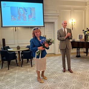 Любов Костова беше удостоена с Почетния орден на Британската империя за приноса си към науката