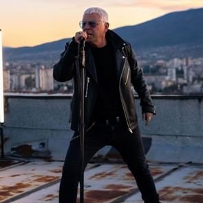 Стенли с ново видео, дни преди големия концерт