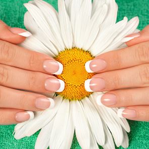 Бляскавият френски маникюр - новият прочит на старата тенденция