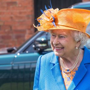 Бивши иконом разкрива тайни за гардероба на кралицата