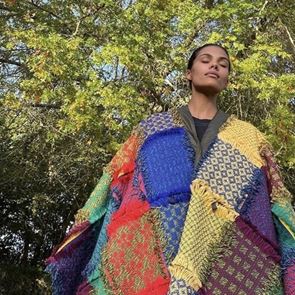 В късната есен носете пончо като Тина Кунаки