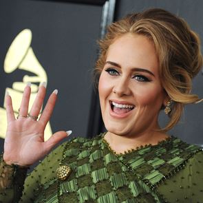 Личният гримьор на &lt;em>Адел&lt;/em> разкри техниката за нейната перфектна очна линия