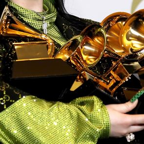 Отлагат връчването и на наградите "Грами