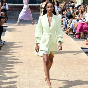 Jonathan Simkhai - лицето на модерния, архитектурен и елегантен американски стил