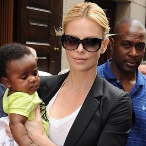 „Да, нямам бавачка, но се справям": Чарлийз Терон за баланса между кариерата и майчинството