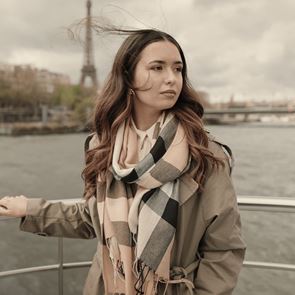 Дани Илиева от &quot;Гласът на България&quot; с нова песен и видео от Айфеловата кула