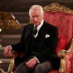 <em>Крал</em> <em>Чарлз</em> <em>III</em> съкращава персонала си