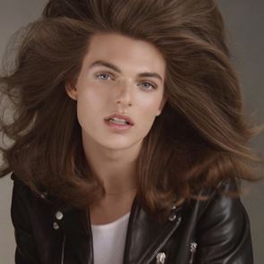 Синът на Елизабет Хърли е новата звезда в социалните мрежи