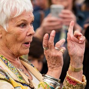 Джуди Денч се ваксинира срещу COVID-19