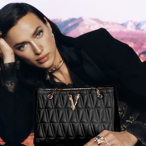 Празничното пътешествие на Ирина Шейк и Versace