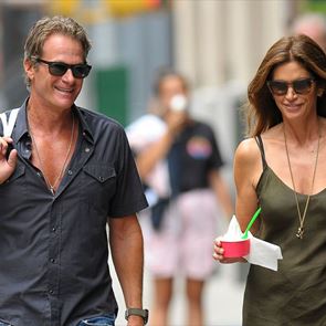 Град на влюбени: &lt;em>Синди&lt;/em> &lt;em>Крауфорд&lt;/em> на разходка със съпруга си