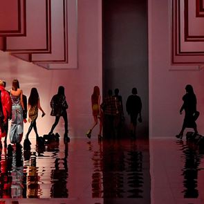 Само IT момичетата имат място в клуба на Versace