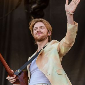 Братът на Били Айлиш представи дебютния си албум