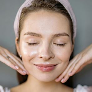 Фейс <em>йога</em>: пътят към по-стегната кожа и естествен блясък