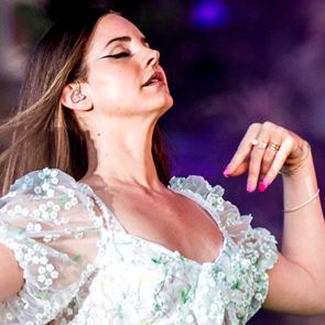 Хейтърите отново срещу Лана Дел Рей, този път заради маска