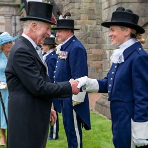 <em>Чарлз</em> <em>III</em> и Камила организираха градинско парти в двореца в Единбург