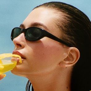 Хейли <em>Бийбър</em> превърна гланца за устни в бижу