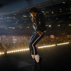 Кралят на попа оживява на големия екран през април