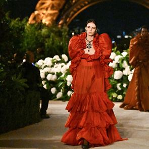 &lt;em>Saint&lt;/em> &lt;em>Laurent&lt;/em> представя ключовите модни тенденции за пролет-лято 2026 в Париж