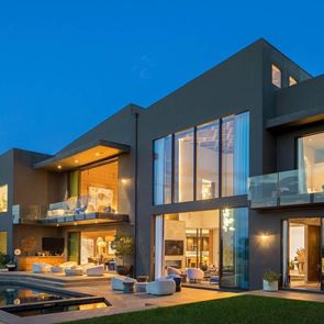 Разгледайте бившия дом на Риана и Криси Тейгън