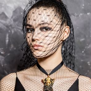 Защо се влюбихме се в мистериозните очи на <em>Dior</em>?