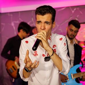 Антон Котас преследва своя любовен "Компас" от Ню Йорк до София