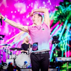 Бившият мениджър на Coldplay ги даде под съд