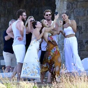 Лятното бягство на Мат Деймън и братята <em>Хемсуърт</em> на Миконос