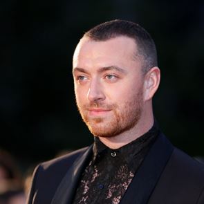 Мъжките токчета са на мода и Сам Смит го доказва