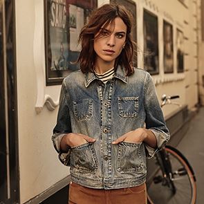 Алекса Чънг цапа обувките си с кал, за... да изглежда страхотно