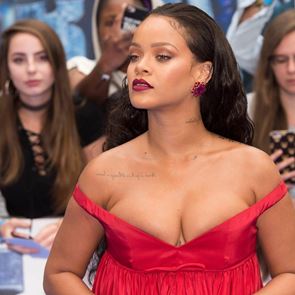 Риана пуска на пазара серия продукти за кожата