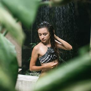 Има правилна температура за миене на косата