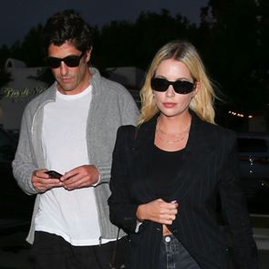 Ашли Бенсън показа бременното си коремче в гола фотосесия